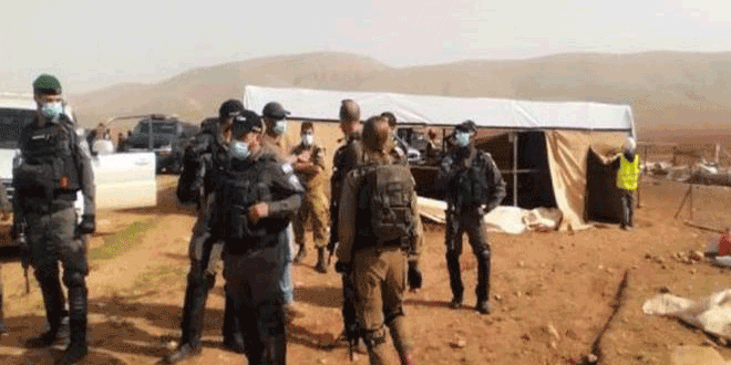 قوات الاحتلال تعتدي على ممتلكات الفلسطينيين قرب الخليل