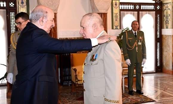 الرئيس تبون يقلد السيد شنقريحة رتبة فريق أول