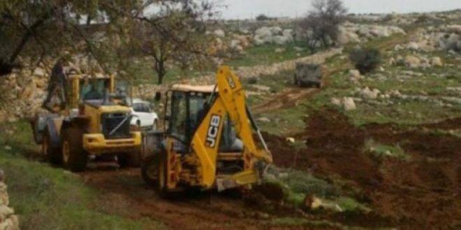 الاحتلال يجرف مساحات من أراضي بلدتي نعلين ودوما بالضفة الغربية