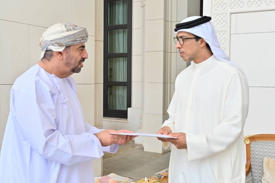 منصور بن زايد يتلقى رسالة خطية من وزير ديوان البلاط السلطاني