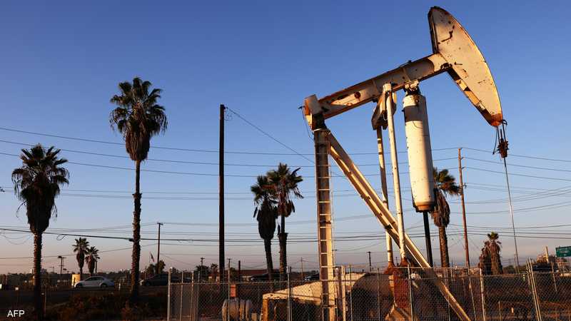 برنت يتماسك فوق 100 دولار مع استمرار مخاوف الإمدادات والركود