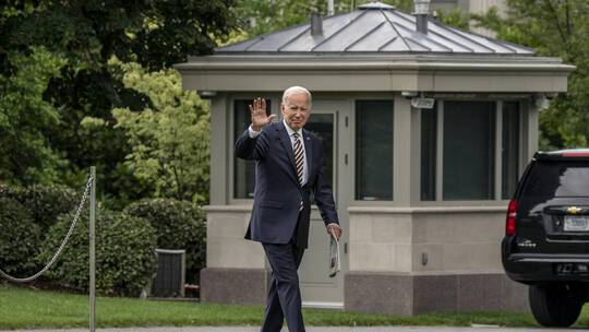 الرئيس الإسرائيلي يحضر وساما لجو بايدن