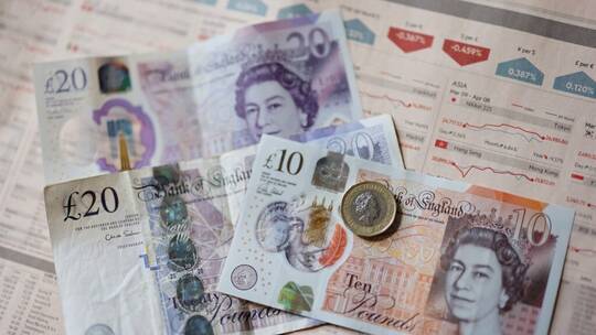 الجنيه الإسترليني يرتفع مقابل الدولار وسط أنباء عن استقالة جونسون