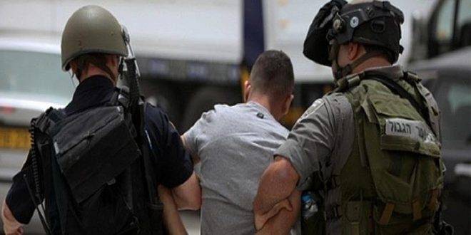 قوات الاحتلال تعتقل فلسطينياً جنوب المسجد الأقصى