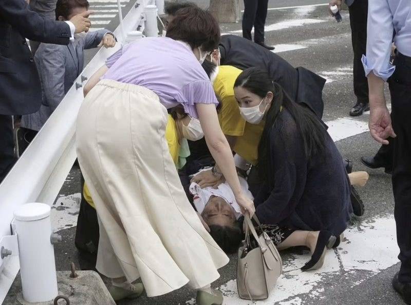 وسائل إعلام يابانية: مقتل رئيس الوزراء الياباني السابق آبي بعد إطلاق نار عليه