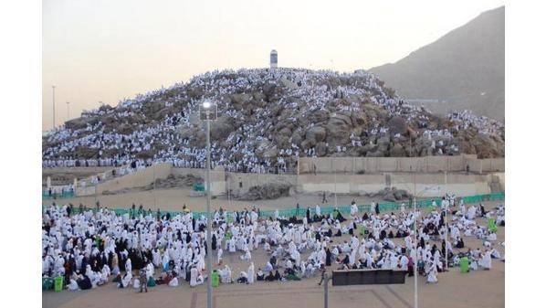 الحجاج يؤدون على عرفات الركن الأعظم لأكبر حج في زمن كورونا