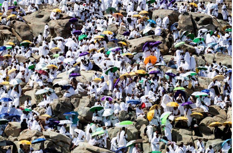 شاهد.. حشود مليونية من الحجاج على جبل الرحمة بعرفة