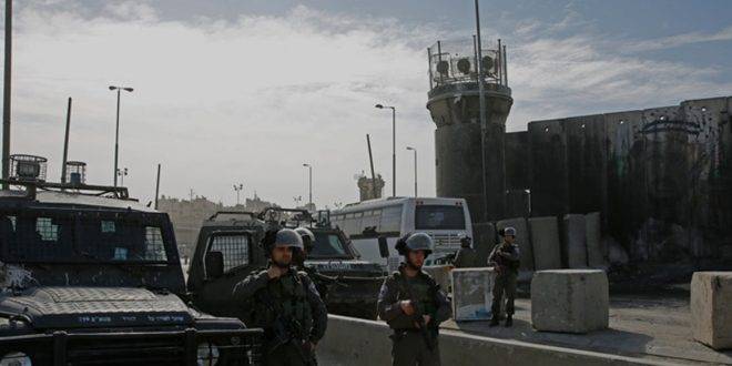 قوات الاحتلال تعتقل فلسطينياً في القدس المحتلة