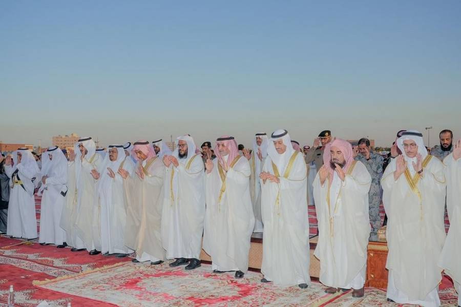 أمير تبوك يؤدّي صلاة عيد الأضحى المبارك مع جموع المصلين