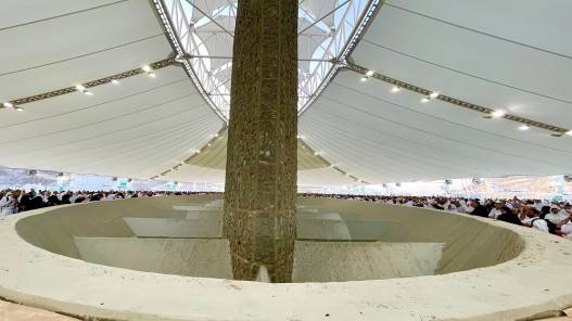 الحجاج يرمون جمرة العقبة الكبرى في ختام أكبر موسم حج منذ 2019