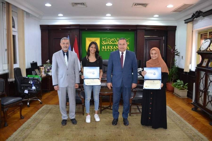 الدكتور قنصوه يكرم الطالبتين آية جمال وشيرويت جابر لتميزهما دولياً...صور