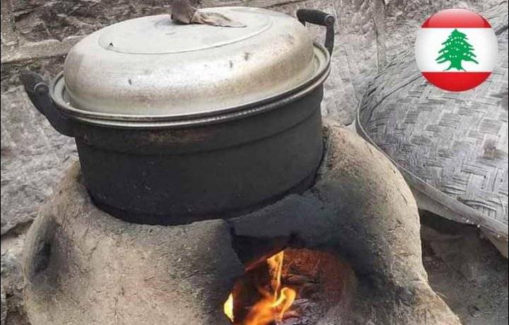لبنانيون يلجأون للطرق القديمة لطهي الطعام.. توفيراً للنفقات