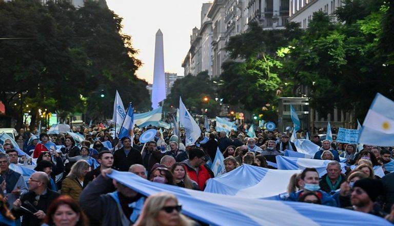 احتجاجات الأرجنتين تصل أبواب القصر الرئاسي.. وفرنانديز يدعو للوحدة