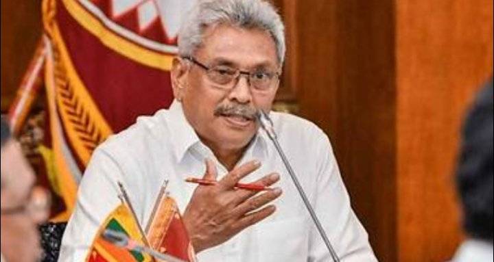 رئيس سريلانكا يوافق على التنحي من منصبه ومتظاهرون يحرقون منزل رئيس الوزراء