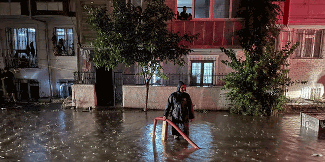 إجلاء السكان إثر تضرر عشرات المنازل جراء السيول في اسطنبول