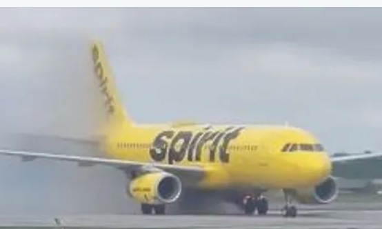 النيران اشتعلت بعجلات الطائرة.. فيديو يوثق الحادثة المرعبة