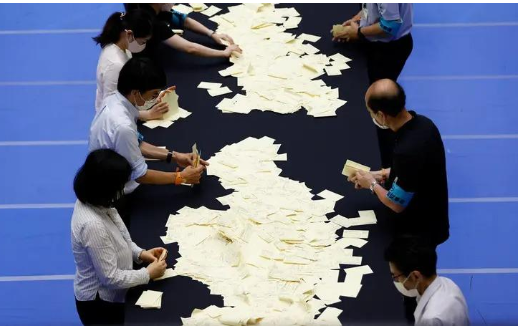 بعد اغتيال شينزو آبي.. حزبه يحقق فوزاً انتخابياً ساحقاً