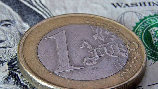 اليورو يسجل أمام الدولار مستوى هو الأول في 20 عاما