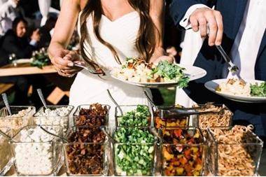 عروسان أمريكيان يوزعان الوجبات على المدعوين حسب قيمة هداياهم