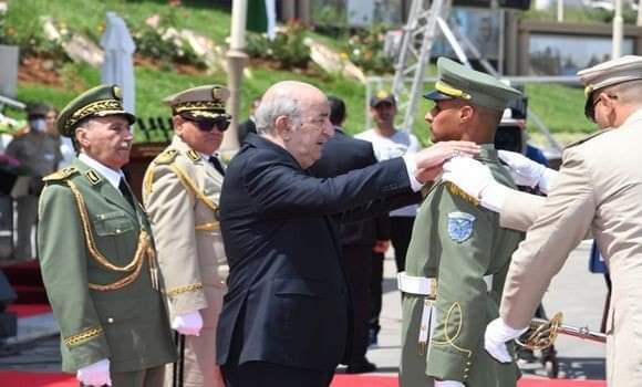 الرئيس الجزائري  يشرف على الحفل السنوي لتخرج الدفعات بالأكاديمية العسكرية لشرشال