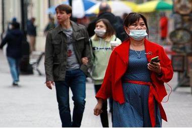 السلطات الروسية تنصح السكان بارتداء الكمامات في الأماكن العامة