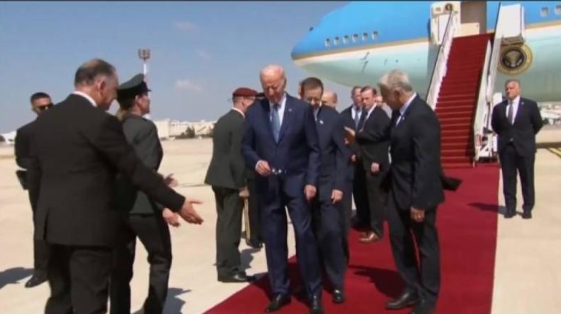 شاهد ارتباك بايدن لدى وصوله إسرائيل: ماذا أفعل الآن؟