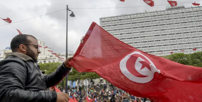 الشارع التونسي يناقش مشروع الدستور.. زمن الإخوان والحريات