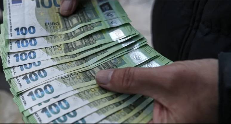 لأول مرة منذ 20 عاما.. اليورو ينخفض إلى ما دون الدولار