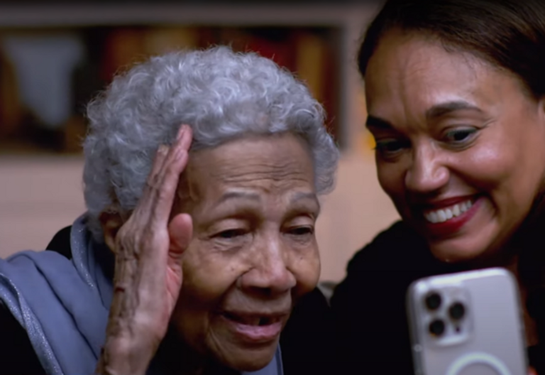 كتيبة عسكرية نسائية فوق سن الـ90.. جيل بايدن تشكر الجدة جارسيا