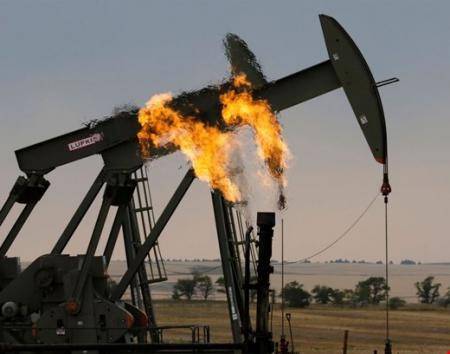 النفط يتراجع مع توقعات برفع سعر الفائدة للمركزي الأمريكي