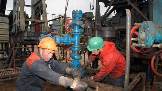 الذهب الأسود يواصل الانخفاض.. برميل برنت عند أدنى مستوى في 4 أشهر