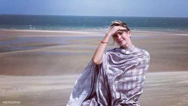 إيفانكا ترامب تداعب رمال الداخلة وتلبس الملحفة المغربية