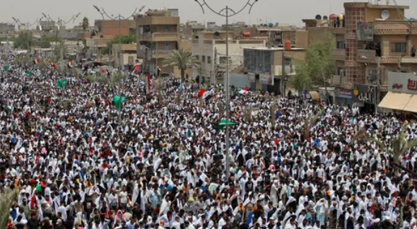 حشود من أنصار الصدر بشوارع بغداد لإيصال رسالة سياسية