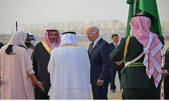 أمير منطقة مكة خالد الفيصل يستقبل بايدن