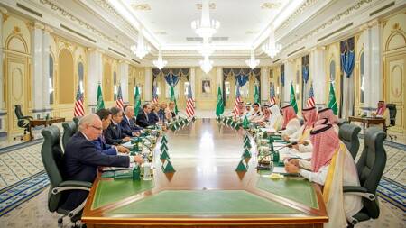 شاهد لحظة سقوط شهاب ملح بعد مزحة علي البلوشي سقوط شهاب ملح