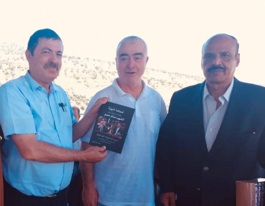 المؤرخ العرموطي يهدي المهندس زياد  نجل الشهيد د. طارق عزيز كتاب المحاكمة المهزلة