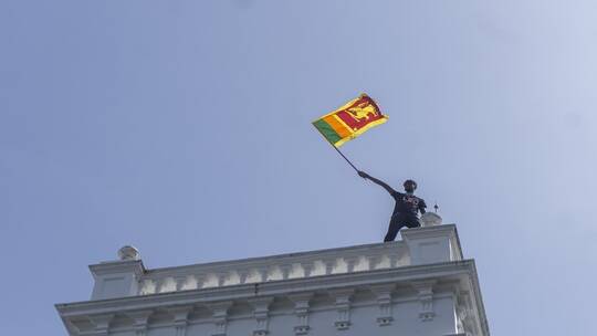 تواصل الاحتجاجات في سريلانكا لليوم المئة رغم تنحي الرئيس