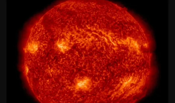 انفجار ضخم يشكل واديا من النار على الشمس