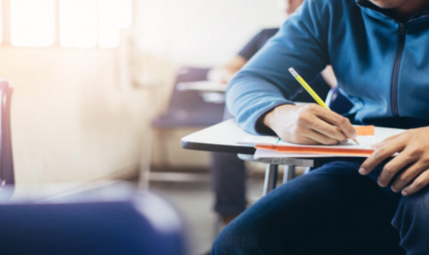 طلبة الثانوية يتقدمون لامتحان الإنجليزي الاثنين