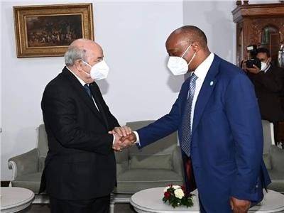 الرئيسُ الجزائري يلتقي برئيس الاتحاد الأفريقي لكرة القدم