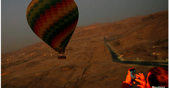 مصر توقف المناطيد السياحية بعد إصابة شخصين