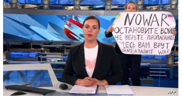 اعتقال صحفية روسية نددت في بث مباشر بالحرب على أوكرانيا