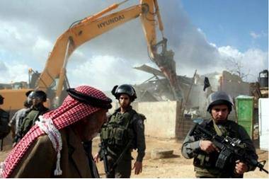 الاحتلال يخطر بإزالة بيوت بلاستيكية في قرية كردلة