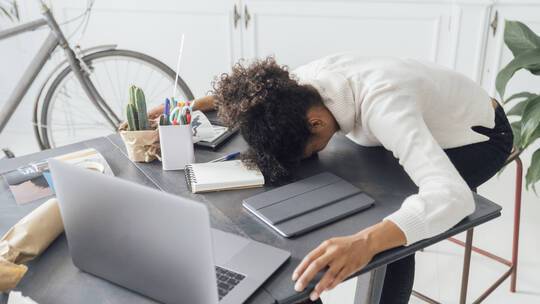 خمسة أعراض جسدية قد لا تدركها يمكن أن تكون ناجمة عن الإرهاق