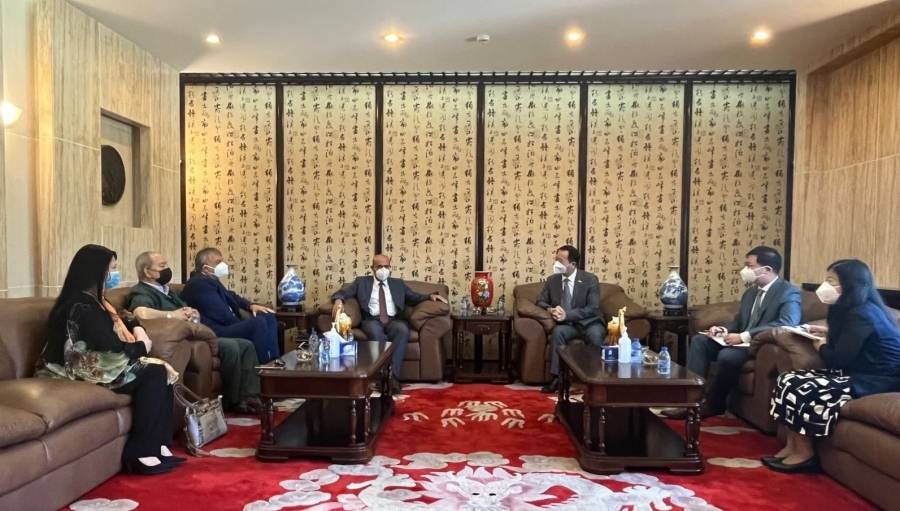 وفد من جامعة فيلادلفيا يزور السفارة الصينية في عمّان