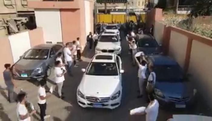 موكب أسطوري لمُعلِم فلسفة يثير غضب المصريين (صور)