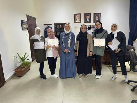 مركز لغات فيلادلفيا بختتم أعمال دورتي اللغة الإنجليزية في مهارتي التحدث والكتابة