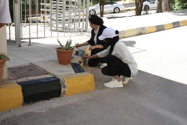 البلقاء التطبيقية تنظم حملة تطوعية لتجميل الارصفة الداخلية للجامعة