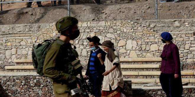 مستوطنون يقتحمون موقع تل أريحا الأثري