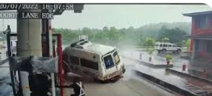 انزلاق مخيف لسيارة إسعاف يحدث كارثة